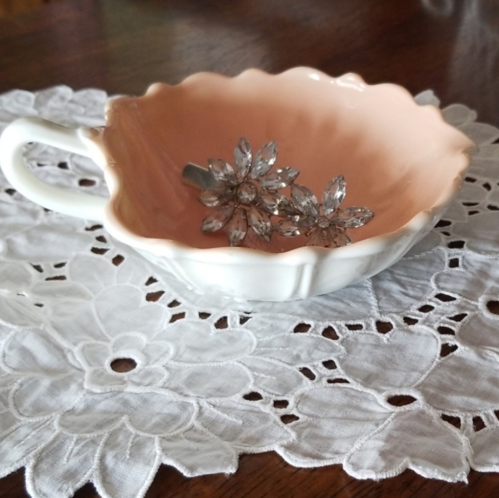Stunning Vitrock White Handled Nappy Dish, UV glow